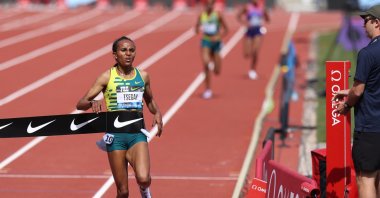 Gudaf Tsegay of Ethiopia sets a world record in the Women's 5000m at the Prefontaine Classic Diamond League Finals, Eugene, US., Sept. 17, 2023. (EPA Photo)