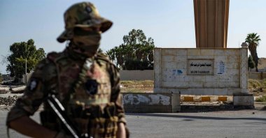 An SDF terrorist stands guard along a road as others deploy to impose a curfew in the town of al-Busayrah in Syria&#039;s northeastern Deir el-Zour province on Sept. 4, 2023. (AFP File Photo)
