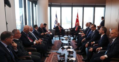 President Recep Tayyip Erdoğan (C-R) and Israeli Prime Minister Benjamin Netanyahu (C-L) attend the talks accompanied by Turkish and Israeli delegations, in New York, U.S., Sept. 19, 2023. (DHA Photo)