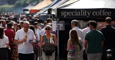 People queue for ice coffee in Westminster, in London, U.K., Sept. 6, 2023. (EPA Photo)