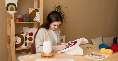İSMEK offers handcraft courses such as jewelry making, woodworking, crocheting and more. (Shutterstock Photo)