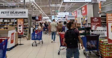 Shoppers at a supermarket in Toulouse, southwestern France, Sept. 4, 2023. (AFP Photo)