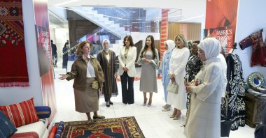 First lady Emine Erdoğan explains details about Anatolia's oldest textile products to her counterparts at Turkish House (Türkevi), New York, U.S., Sept. 19, 2023. (AA Photo)