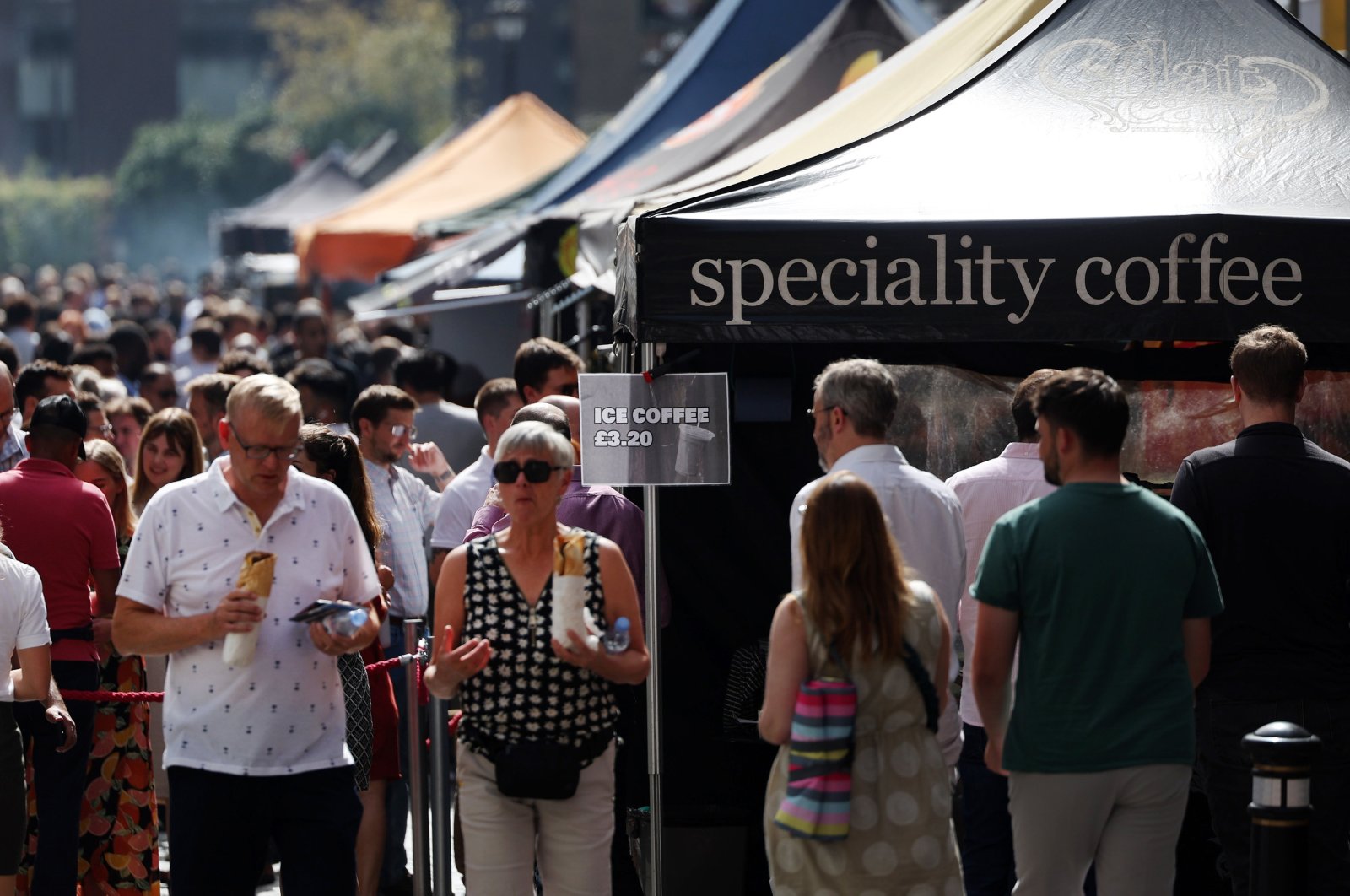 People queue for ice coffee in Westminster, in London, U.K., Sept. 6, 2023. (EPA Photo)