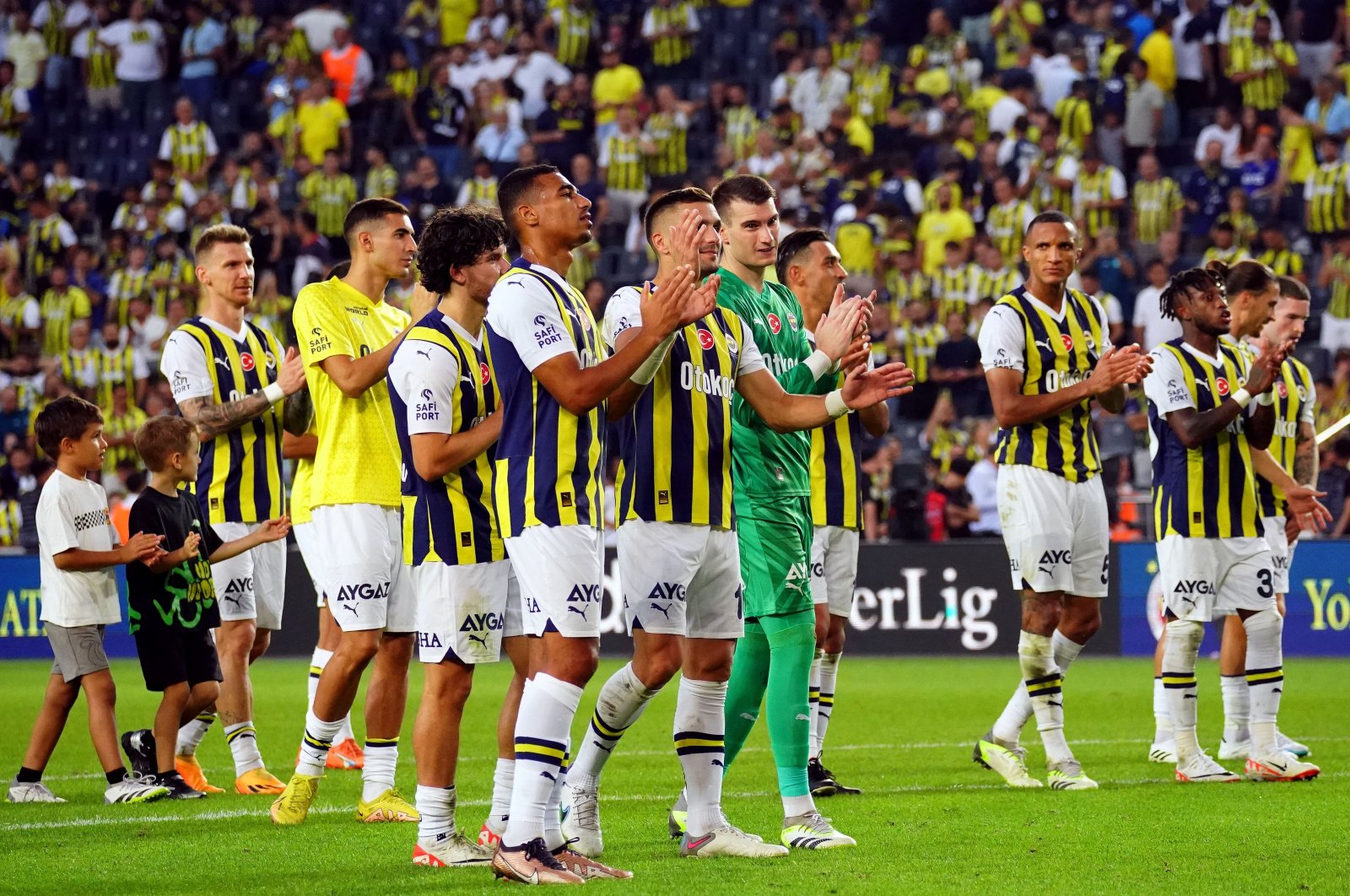 Fenerbahçe players thank the fans after the Süper Lig match against Antalyaspor, Istanbul, Türkiye, Sept. 17, 2023. (IHA Photo)