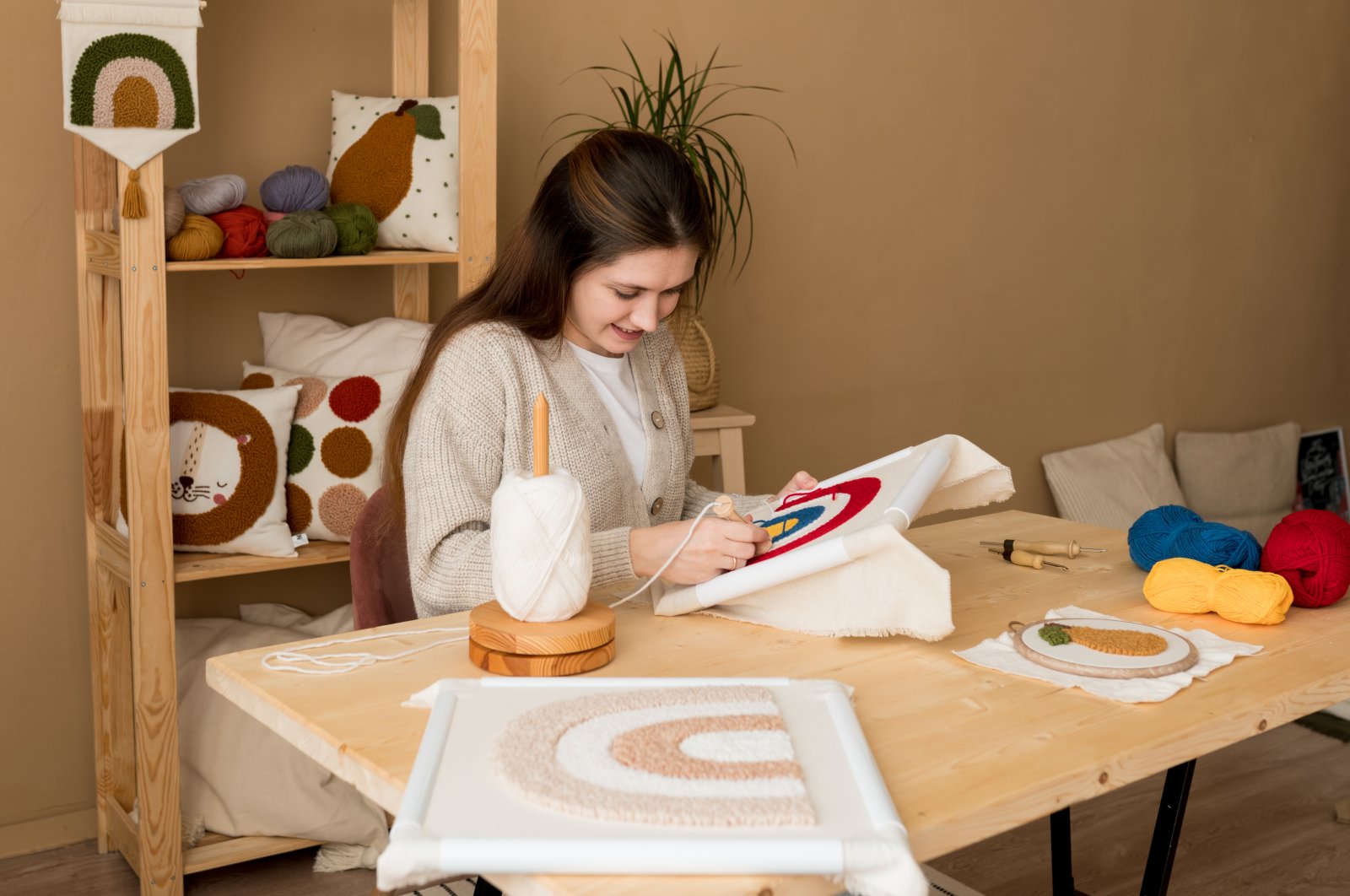 İSMEK offers handcraft courses such as jewelry making, woodworking, crocheting and more. (Shutterstock Photo)
