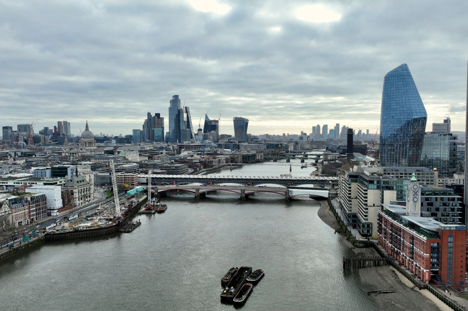 A view of the British capital&#039;s twin financial powerhouse, the City of London and Canary Wharf, in London, Britain, March 19, 2023. (Reuters Photo)