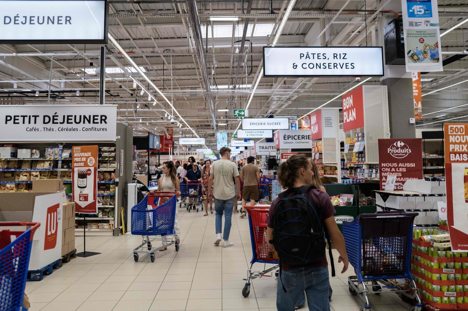 Shoppers at a supermarket in Toulouse, southwestern France, Sept. 4, 2023. (AFP Photo)