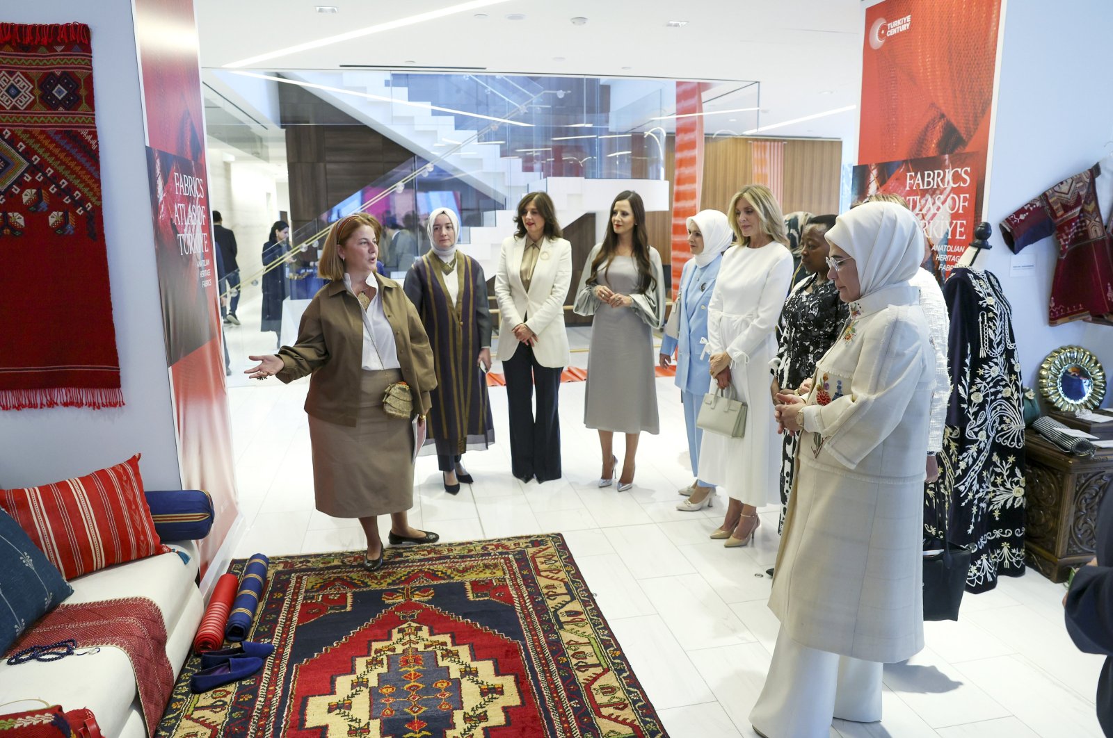 First lady Emine Erdoğan explains details about Anatolia&#039;s oldest textile products to her counterparts at Turkish House (Türkevi), New York, U.S., Sept. 19, 2023. (AA Photo)