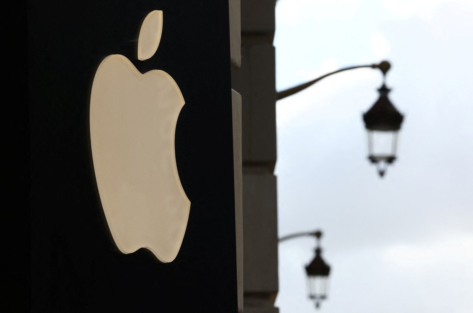 An Apple logo outside an Apple store in Lille, France, Sept. 13, 2023. (Reuters Photo)