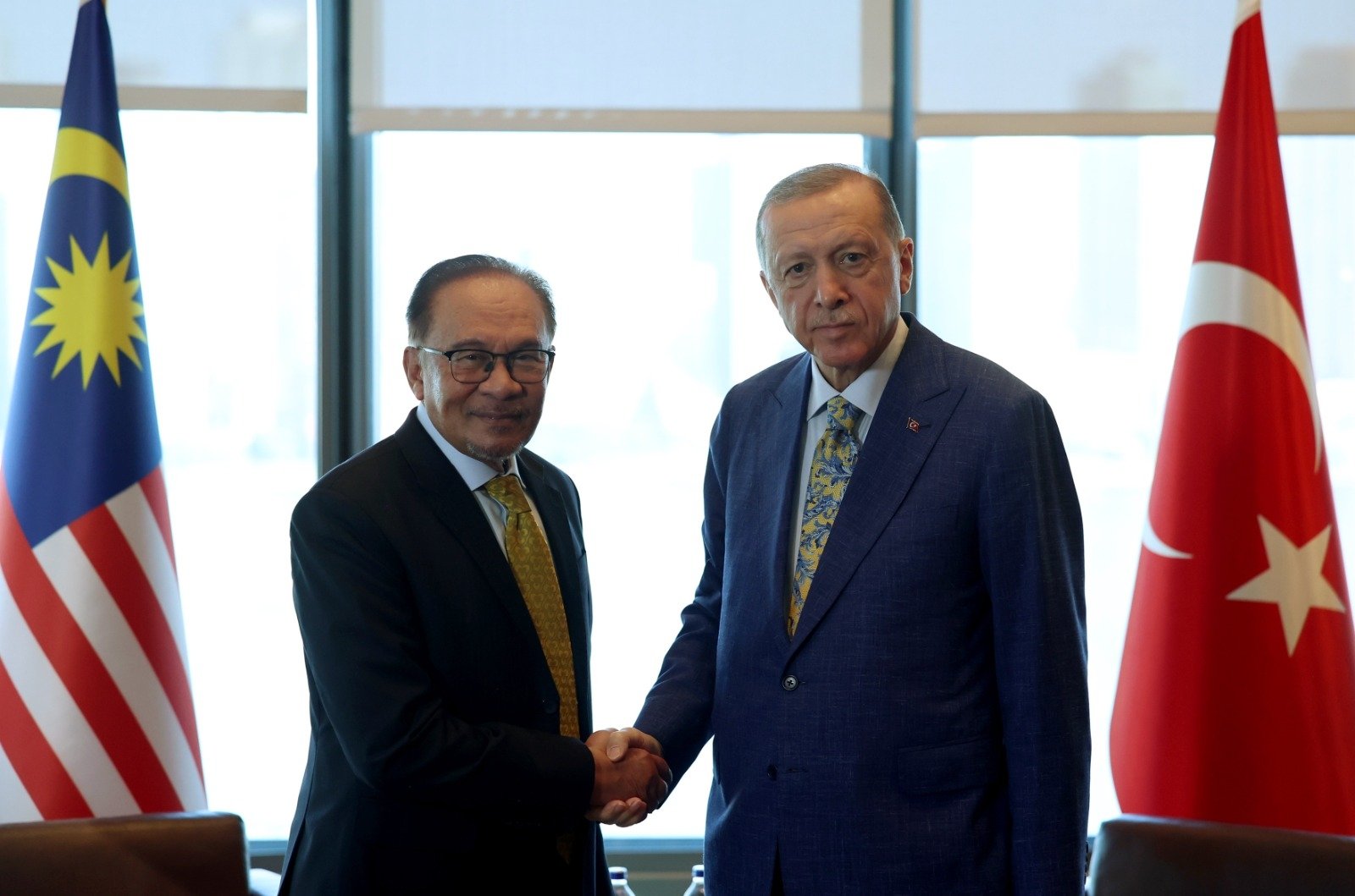 President Recep Tayyip Erdoğan (R) shakes hands with Malaysian Prime Minister Anwar Ibrahim at the Turkish House (Türkevi) in New York, U.S., Sept. 19, 2023. (DHA Photo)