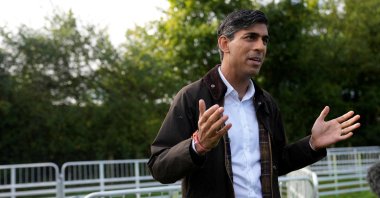 Britain's Prime Minister Rishi Sunak gestures as he speaks to apprentices, during a visit to Writtle University College, in Writtle, near Chelmsford, U.K., Sept. 21, 2023. (Reuters Photo)