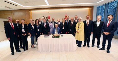 President Recep Tayyip Erdoğan, journalists pose for a photo at the Turkish House in New York, Sept. 21, 2023. (Handout)