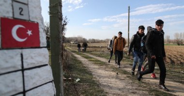 Migrants walk toward the Pazarkule border with Greece hoping to pass into Europe, in northwestern Edirne province, Türkiye, Feb. 28, 2020. (Shutterstock Photo)