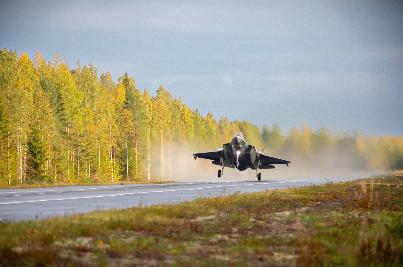 An F-35A Lockheed Martin fighter jet lands on a motorway, in Tervo, Finland, Sept. 21, 2023. (Reuters Photo)