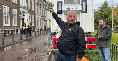  Edwin Wagensveld the leader of PEGIDA in the Netherlands desecrates the Quran in front of Türkiye&#039;s embassy in the Hague, Sept. 23, 2023. (AA Photo)