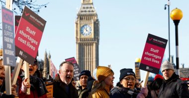 Nurses protest during a strike by NHS medical workers, amid a dispute with the government over pay, outside St Thomas' Hospital, in London, U.K., Feb. 6, 2023. (Reuters Photo)