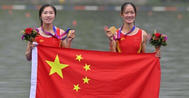 Gold medallists China&#039;s Zou Jiaqi and Qiu Xiuping pose for a photo after the women&#039;s light-weight double sculls final during the 2022 Asian Games, Hangzhou, China, Sept. 24, 2023. (AFP Photo)