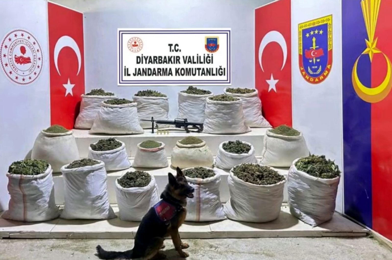 The drugs seized in operations conducted by the Diyarbakır Provincial Gendarmerie Command are on display, Türkiye, Sept. 24, 2023. (DHA Photo)