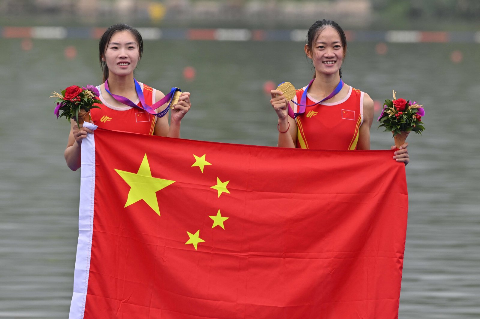 Gold medallists China&#039;s Zou Jiaqi and Qiu Xiuping pose for a photo after the women&#039;s light-weight double sculls final during the 2022 Asian Games, Hangzhou, China, Sept. 24, 2023. (AFP Photo)