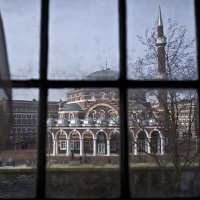 People ride bikes past a mosque in Amsterdam, Netherlands, March 13, 2017. (AP Photo)