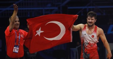 Turkish wrestler Ali Cengiz (R) raises the national flag after beating David Losonczi in the World Wrestling Championships final, Belgrade, Serbia, Sept. 24, 2023. (AA Photo)