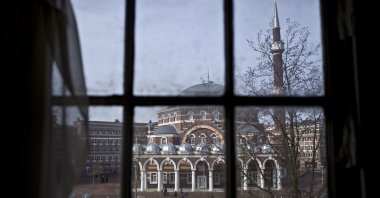 People ride bikes past a mosque in Amsterdam, Netherlands, March 13, 2017. (AP Photo)