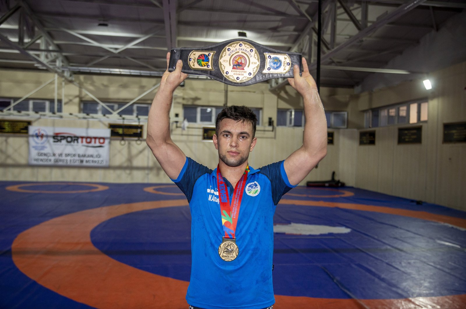 Turkish hearing-impaired wrestler Mükremin Aktaş poses with his belt Sakarya Metropolitan Sports Club, Sakarya, Türkiye, Sept. 19, 2023. (AA Photo)