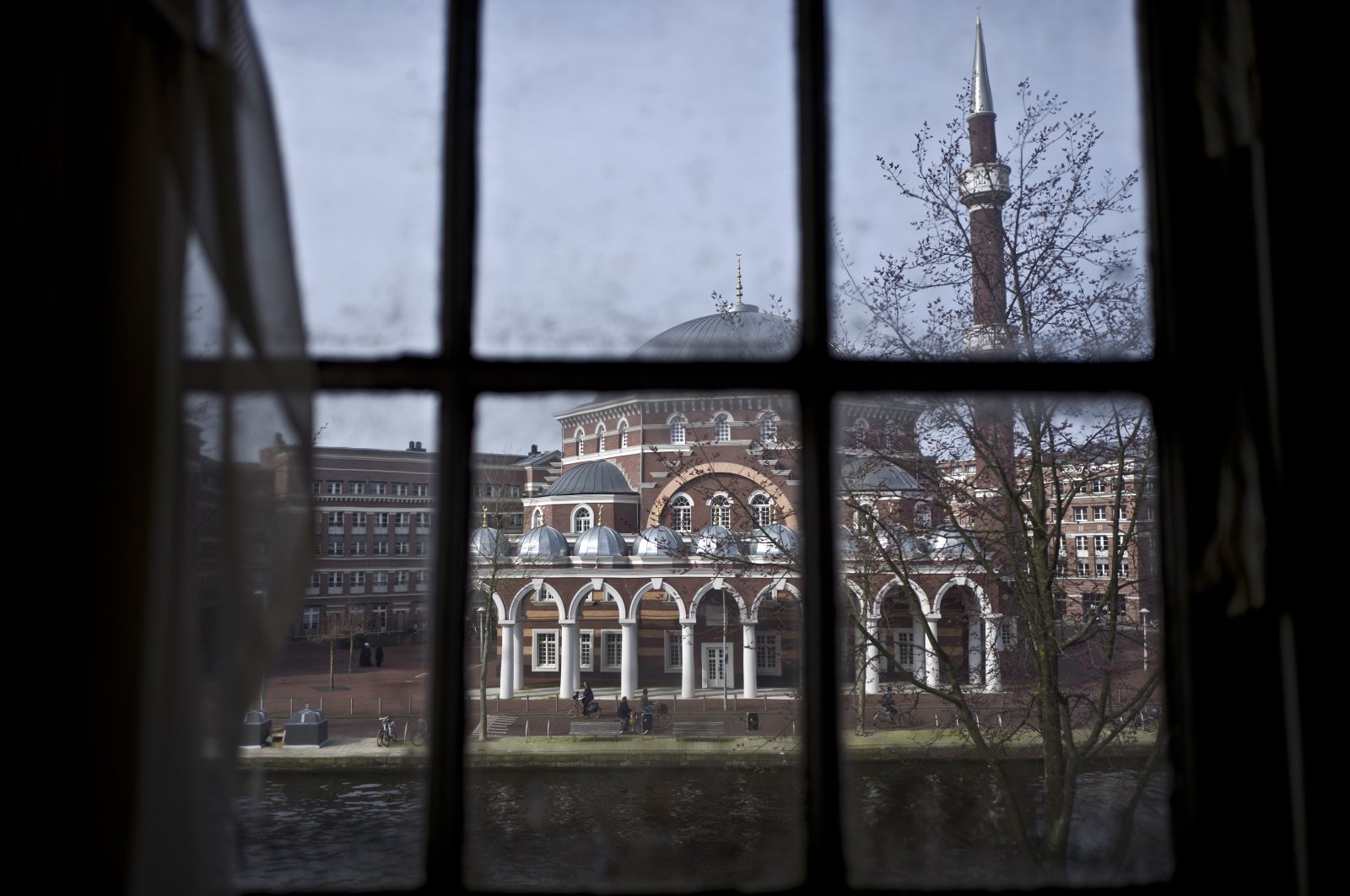 People ride bikes past a mosque in Amsterdam, Netherlands, March 13, 2017. (AP Photo)