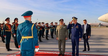 A handout picture from Haftar&#039;s self-proclaimed Libyan National Army&#039;s General Command&#039;s Facebook page, shows him (C) during a reception ceremony attended by Russia&#039;s Deputy Defense Minister Yunus-bek Yevkurov (2R) at a Moscow military airfield on Sept. 26, 2023. (AFP Photo)