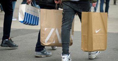 Christmas shoppers carry bags as they walk along a busy shopping street looking for bargains on the weekend of second Advent in Hamburg, Germany, Dec. 3, 2022. (Reuters Photo)