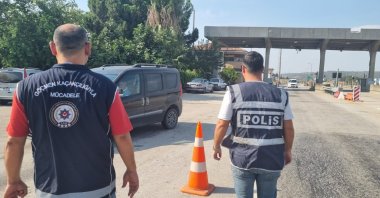 Police officials in Osmaniye province conducting checks against irregular migrants and smugglers, Sept. 25, 2023 (IHA Photo)