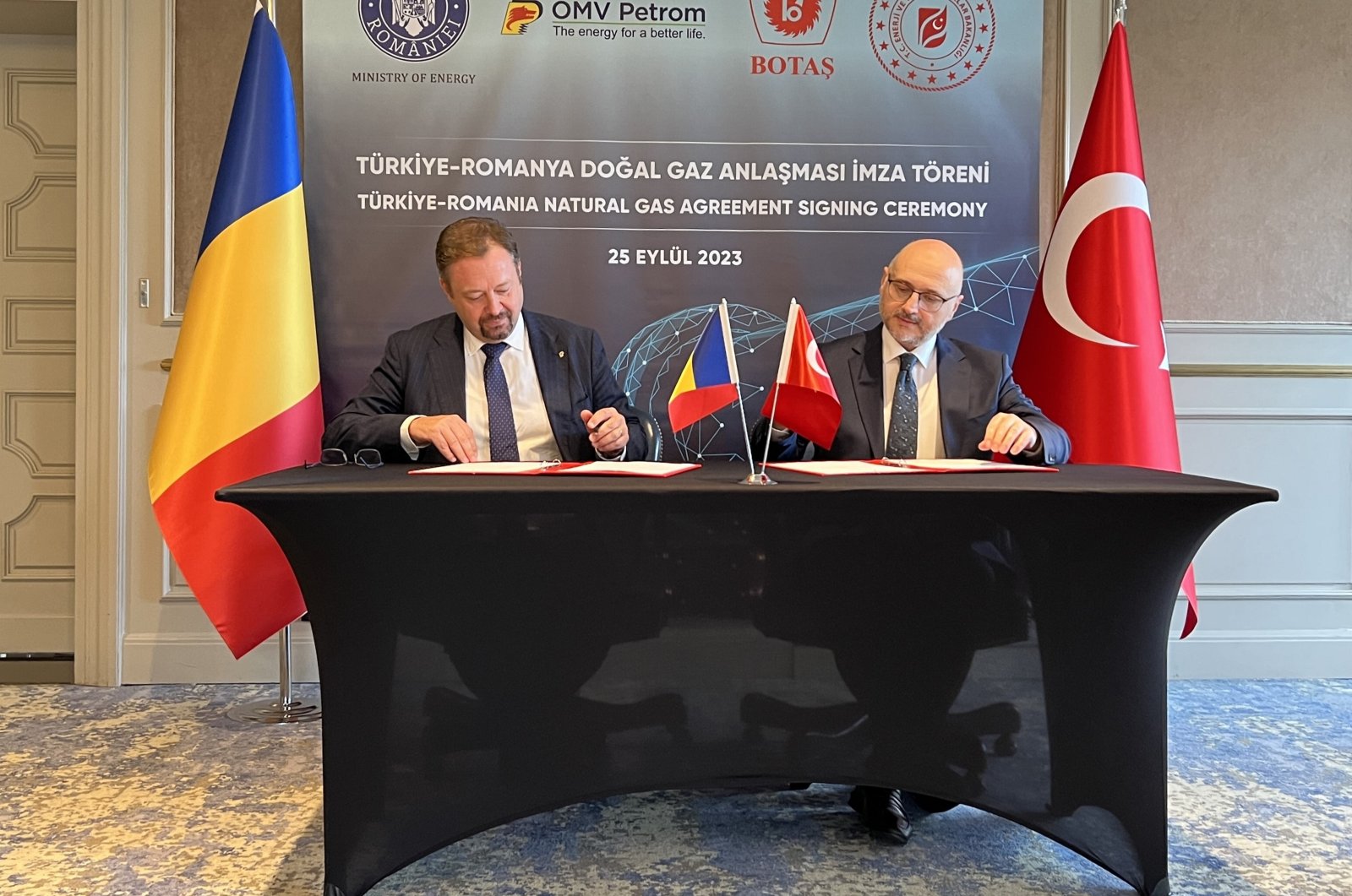 BOTAŞ General Manager Burhan Özcan (R) and OMV Petrom Executive Board member Franck Neel sign a natural gas deal in this photo provided on Sept. 27, 2023. (Courtesy of BOTAŞ)