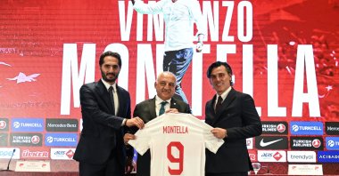 Italian coach Vincenzo Montella (R), Turkish Football Federation (TFF) president Mehmet Buyukeksi (C) and Turkish Football Federation (TFF) board member Hamit Altintop (L) pose during a press conference for Montella's presentation as the new head coach of Türkiye's national team, at the Turkish Football Federation Riva headquarters, Istanbul, Türkiye, Sept. 27, 2023. (AA Photo)