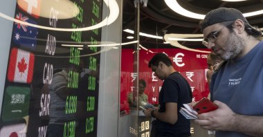 People exchange money at an exchange office in Istanbul, Türkiye, June 22, 2023. (EPA Photo)