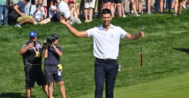 Serbian tennis player Novak Djokovic acknowledges the applause from the spectators as he walks to the 18th green during the All-Star match played ahead of the 44th Ryder Cup at the Marco Simone Golf and Country Club, Rome, Italy, Sept. 27, 2023. (AFP Photo)