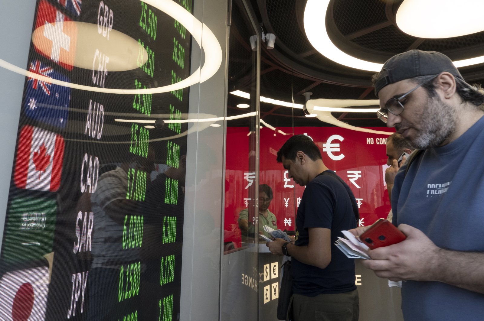 People exchange money at an exchange office in Istanbul, Türkiye, June 22, 2023. (EPA Photo)