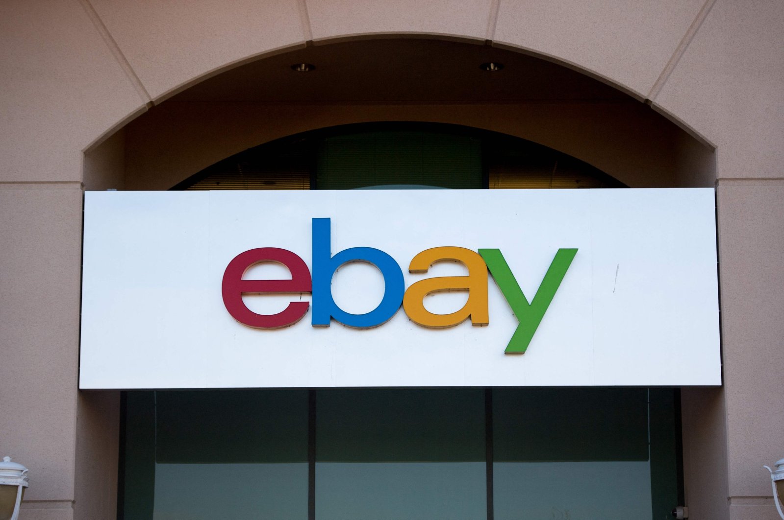 An Ebay sign and logo is seen in San Jose, California, U.S., Nov. 4, 2016. (AFP Photo)