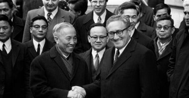 U.S. National Security Advisor Henry Kissinger (R) shakes hands with Le Duc Tho, leader of North Vietnam's delegation, after the signing of a cease-fire agreement in the Vietnam War, Paris, France, Jan. 23, 1973. (AFP Photo)