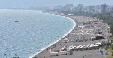 Local and foreign tourists crowd the beaches of Konyaaltı, Antalya, Türkiye, Sept. 29, 2023. (AA Photo)