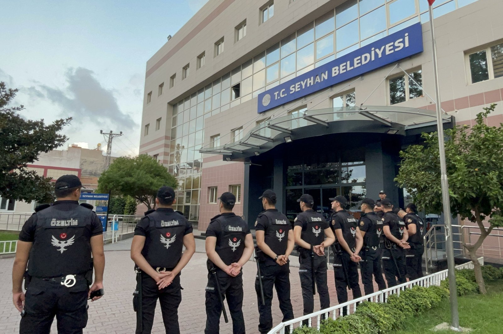 Provincial Police Department Anti-Smuggling and Organized Crime (KOM) branch teams seen after corruption probe, Adana, Türkiye, Sept. 29, 2023. (AA photo)