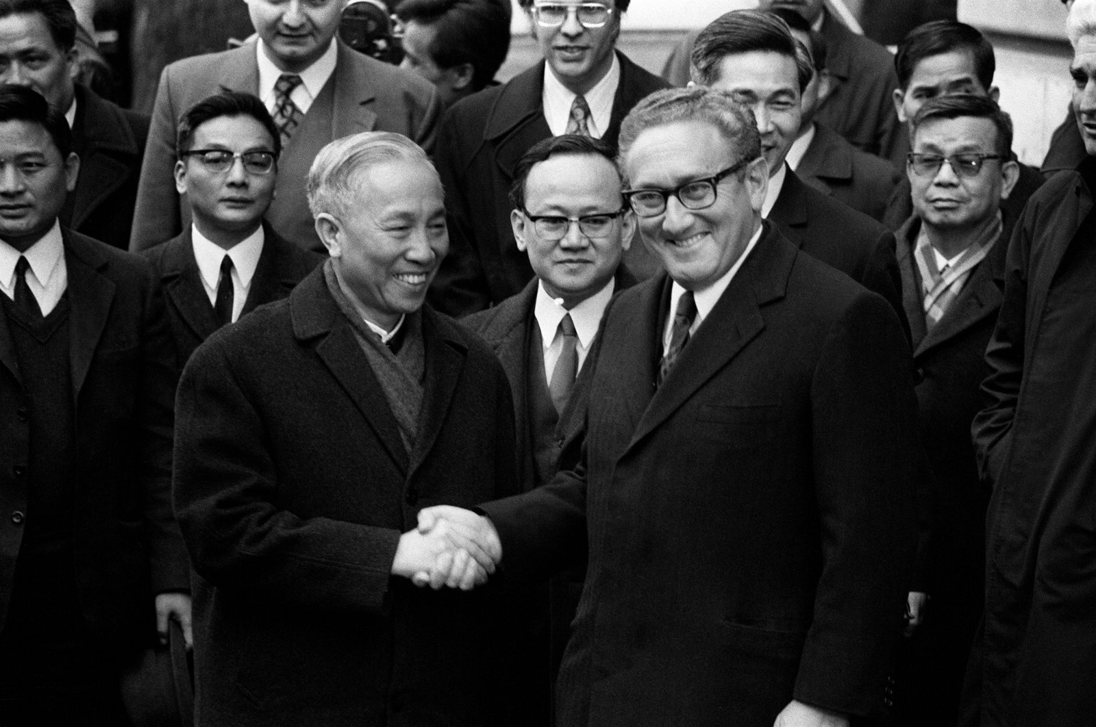 U.S. National Security Advisor Henry Kissinger (R) shakes hands with Le Duc Tho, leader of North Vietnam&#039;s delegation, after the signing of a cease-fire agreement in the Vietnam War, Paris, France, Jan. 23, 1973. (AFP Photo)
