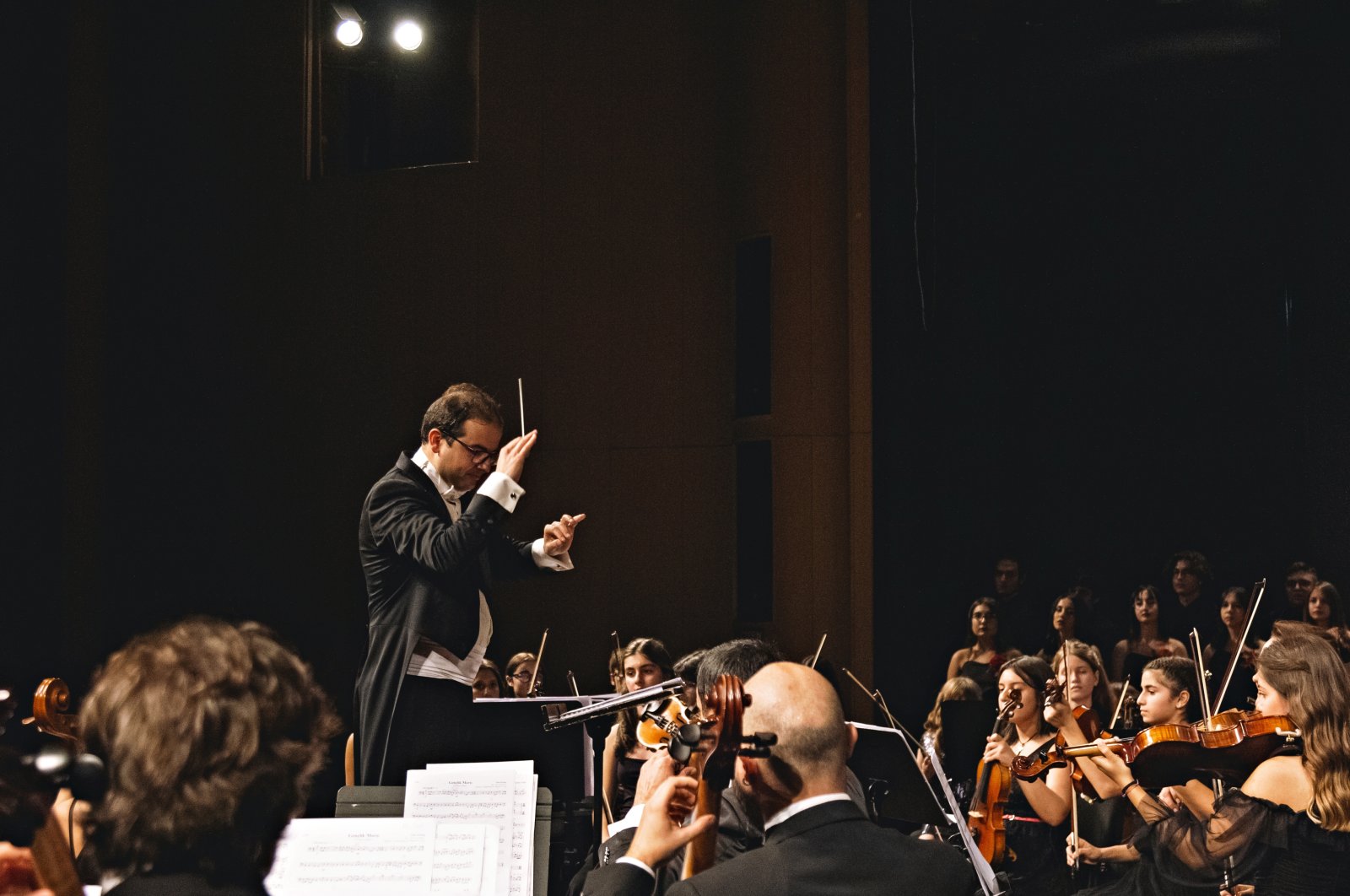 The conductor Hasan Niyazi Tura during a performance. (Photo courtesy of YEE London)