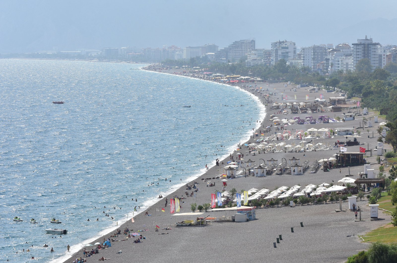 Local and foreign tourists crowd the beaches of Konyaaltı, Antalya, Türkiye, Sept. 29, 2023. (AA Photo)