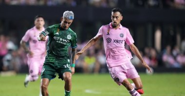 New York City FC midfielder Santiago Rodriguez (L) controls the ball while defended by Inter Miami CF midfielder Sergio Busquets during the first half at DRV PNK Stadium, Fort Lauderdale, Florida, U.S., Sept. 30, 2023. (Reuters Photo)