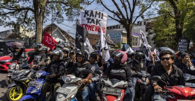 Football fans and family of the victims march toward Kanjuruhan Stadium during a rally to mark the first anniversary of the deadly stampede, Malang, East Java, Oct. 1, 2023. (EPA Photo)