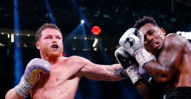 Saul &quot;Canelo&quot; Alvarez of Mexico (L) trades punches with Jermell Charlo during their super middleweight title fight at T-Mobile Arena, Las Vegas, U.S., Sept. 30, 2023. (AFP Photo)