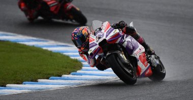 Prima Pramac Racing rider Jorge Martin of Spain (L) leads Ducati Lenovo Team rider Francesco Bagnaia of Italy during the MotoGP Japanese Grand Prix at the Mobility Resort Motegi, Motegi, Japan, Oct. 1, 2023. (AFP Photo)
