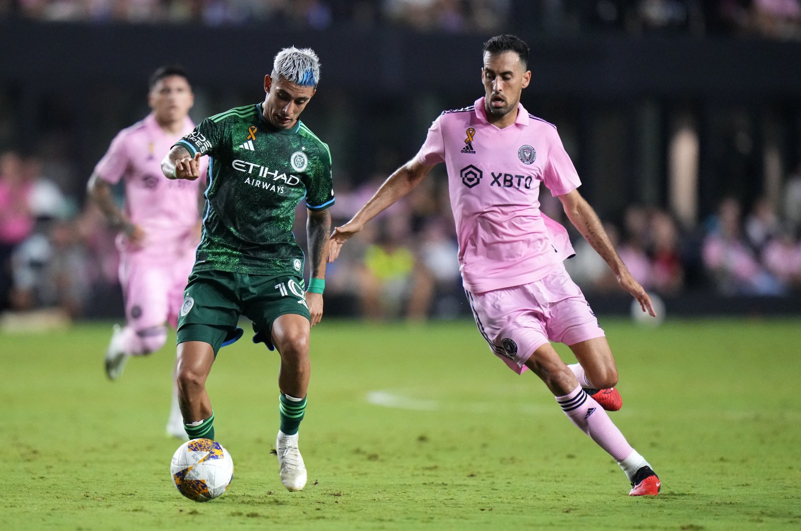 New York City FC midfielder Santiago Rodriguez (L) controls the ball while defended by Inter Miami CF midfielder Sergio Busquets during the first half at DRV PNK Stadium, Fort Lauderdale, Florida, U.S., Sept. 30, 2023. (Reuters Photo)