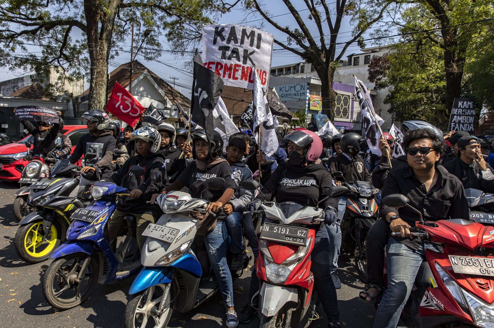 Football fans and family of the victims march toward Kanjuruhan Stadium during a rally to mark the first anniversary of the deadly stampede, Malang, East Java, Oct. 1, 2023. (EPA Photo)